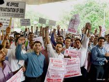 सरकारी बैं‍क कर्मचारी 6 दिनों के लिए जा सकते हैं हड़ताल पर 