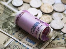 डॉलर के मुकाबले रुपया  73.76 के रिकॉर्ड निचले स्‍तर पर 