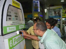 पेट्रोल-डीजल की कीमत में आज फिर बड़ी कटौती, देंखें कितना घटा दाम 