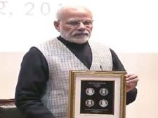 प्रधानमंत्री मोदी ने जारी क‍िया  100 रुपये का   स्‍मारक स‍िक्‍का 