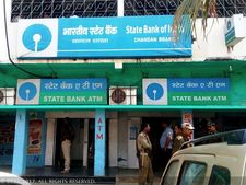 SBI: एसबीआई ग्राहक अब कर सकेंगे अनल‍िम‍िटेड फ्री ट्रांजेक्‍शन