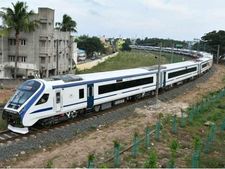 Train-18 चलेगी 15 फरवरी से, ये हैं खाने पीने के चार्ज