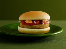 McDonald's : मैकआलू टिक्की में निकला कीड़ा, देगा 70,000 रुपये मुआवजा 