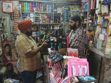 बिस्कुट के बाद अब गांवों में कपड़े और हेयर ऑयल की भी डिमांड घटी