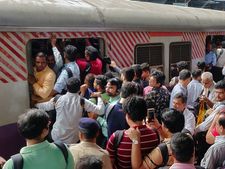 ट्रेन में खाली सीटों की संख्‍या ज्‍यादा है तो मिलेगा 25% डिस्‍काउंट