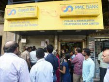 पीएमसी बैंक: RBI ने कहा खाताधारकों का पैसा सुरक्षित, 30 अक्‍टूबर तक का मांगा समय 