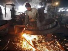 अर्थव्यवस्था को एक और झटका, कोर सेक्टर का उत्पादन और गिरा