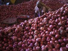 प्याज : आयकर विभाग की छापेमारी के बाद गिरे दाम 