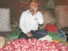प्याज 200 रुपये के पार, अब हो रही छापेमारी 