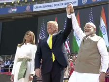 डोनाल्ड ट्रंप ने शुरू किया भारत का दौरा, कल करेंगे कारोबार की बात