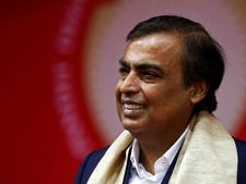 मुकेश अंबानी से लेकर मार्क जुकरबर्ग तक की संपत्ति घटी, मगर इस कारोबारी ने बाजी मारी