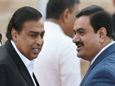 शेयर बाजार में हाहाकार, लेकिन अदाणी-रिलायंस की चमक बरकरार