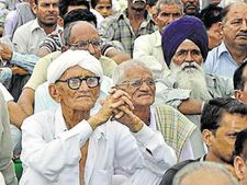 कोरोना संकट : केन्द्रीय कर्मचारियों का हर महीने 1 दिन का कटेगा वेतन, जानें डिटेल