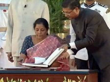 PM Modi के पैकेज का आज डिटेल बताएंगी वित्तमंत्री, नोट कीजिए सही समय