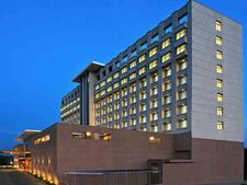 कोरोना का कहर : ग्राहकों को लुभाने के लिए Hotel दे रहे शानदार ऑफर