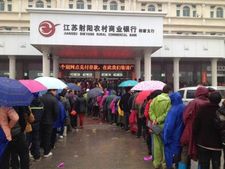 China : बैंकों के भागने का खतरा बढ़ा, पैसे निकालने वालों की लगी लाइनें