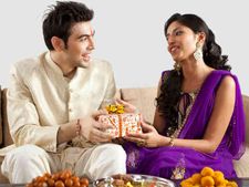 रक्षाबंधन : बहनों का दें ये Gift, उनका भव‍िष्‍य हो जाएगा सुरक्षित