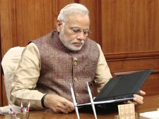 मुश्किल में मोदी सरकार, कर्ज लेकर चल रहा खर्चा
