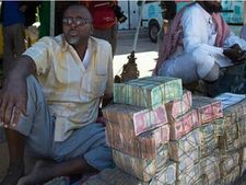 यहां किलो के भाव बिकते हैं नोट, लगता है पैसों का बाजार