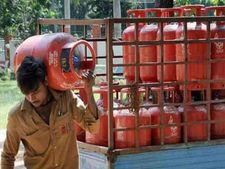 झटका : Gas Cylinders फिर हुआ महंगा, चेक करें अपने शहर के दाम 