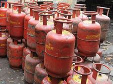 LPG Cylinder : इस साल जनता की तोड़ दी कमर, जानिए कितनी बार बढ़े दाम