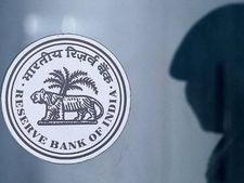 RBI का एक और बैंक पर चला डंडा, लेन-देन  पर लगी रोक 