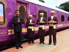 Golden Chariot : इस भारतीय ट्रेन के किराये में आ जाएगी एक कार, जानिए इसकी विशेषताएं