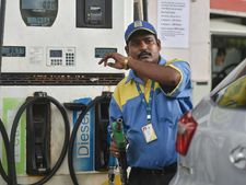 30 March की खुशखबरी : आज और सस्ता हुआ Petrol और Diesel