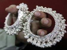 आज चांदी का रेट हुआ धड़ाम, जानिए Gold का हाल 