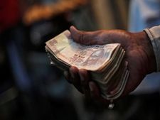सबसे गरीब 20 फीसदी भारतीयों का बुरा हाल, इनकम रह गयी आधे से भी कम
