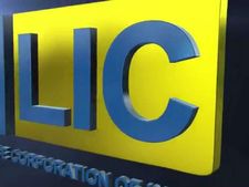 LIC का शेयर लेने वालों को आज लगा तगड़ा झटका, जानिए अब क्या करें 