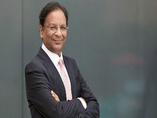 Success Story :  पेश की सबसे सस्ती फ्लाइट, अब बना 5000 करोड़ रु का मालिक