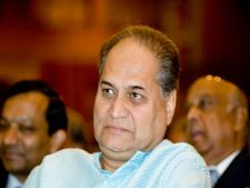 Bajaj : स्कूटर से हुई शुरुआत, अब बनी 60 हजार करोड़ रु की कंपनी