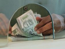 FD की मार नहीं पड़ रही Share Market पर, जानिए फिर क्या हो रहा 