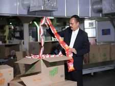 Success Story : 5 रु के पैकेट से की थी शुरुआत, आज हैं 3000 करोड़ रु के मालिक
