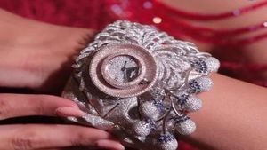 अजब-गजब : भारतीय Jewel ने एक घड़ी में लगाए 17,524 Diamond, बना दिया गिनीज वर्ल्ड रिकॉर्ड