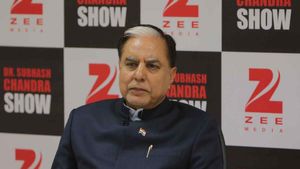 सुभाष चंद्रा और गोयनका पर चली सेबी की चाबुक, शेयर का रेट टूटा