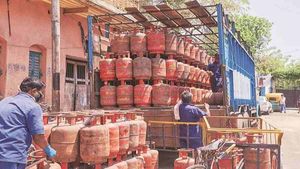 Gas Cylinder आज से हुआ 84 रुपये सस्ता, जानिए नया रेट