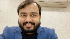 Success Story: जानिए फिजिक्स वाला फाउंडर अलख पांडे की सफलता की कहानी