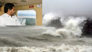 आंध्र सरकार ने चक्रवात से हुए नुकसान की भरपाई के लिए केंद्र से मांगे 3,711 करोड़ रुपये 