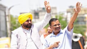 Punjab News: सीएम मान और केजरीवाल ने शहीद के परिवार को दी आर्थिक सहायता, एक करोड़ का सौंपा चैक