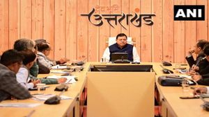 Uttarakhand News: नशा मुक्त उत्तराखंड को लेकर सीएम धामी ने ली अधिकारियों की बैठक, दिए यह निर्देश
