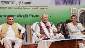 Haryana News: सीएम खट्टर ने विकसित भारत संकल्प यात्रा को जनसंवाद से जोड़ा, कहा-'आमजन को मिल रहा मौके पर लाभ'