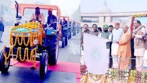 UP: किसान दिवस पर सीएम योगी ने 51 किसानों को दिए ट्रैक्टर, कहा- 'अन्नदाताओं के खाते में पहुंचे 60 हजार करोड़'