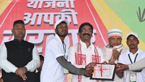 Jharkhand News: लातेहार के कुंदरी  गांव पहुंचे सीएम हेमंत सोरेन, करोड़ों की योजनाओं का किया शिलान्यास  