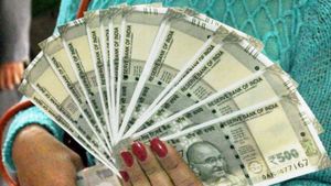 Gruha Lakshmi Scheme: मुफ्त नहीं है कर्नाटक सरकार की गृहलक्ष्मी योजना, महिलाओं को बना रही है शसक्त 