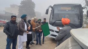 पंजाब: मुख्यमंत्री तीर्थ योजना के तहत AAP MLA ने बस को हरी झंडी दिखाकर किया रवाना, तीर्थ यात्रियों में खुशी