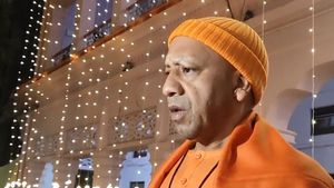 उत्तर प्रदेश: प्राण प्रतिष्ठा से पहले CM योगी ने 50 इलेक्ट्रिक बसों और 25 ई-ऑटो को दिखाई हरी झंडी