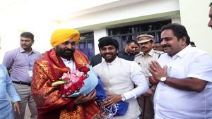 Punjab News: पंजाब सरकार की मुख्यमंत्री तीर्थ यात्रा योजना से आमजन को मिल रहा लाभ, बरनाला से रवाना हुए यात्री 