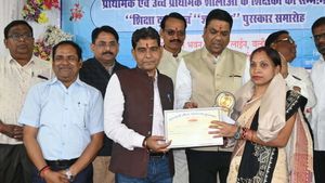 Chhattisgarh: शिक्षा गौरव अलंकरण योजना समारोह का आयोजन, मंत्री टंकराम वर्मा ने किया 18  शिक्षकों को सम्मानित